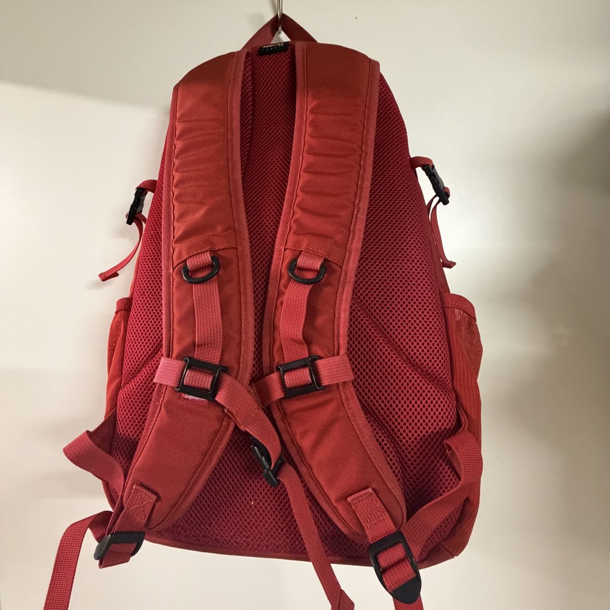 Supreme Zaini: Roter Supreme Rucksack – Usato da Uetikon am see venduto da seller.2020 2