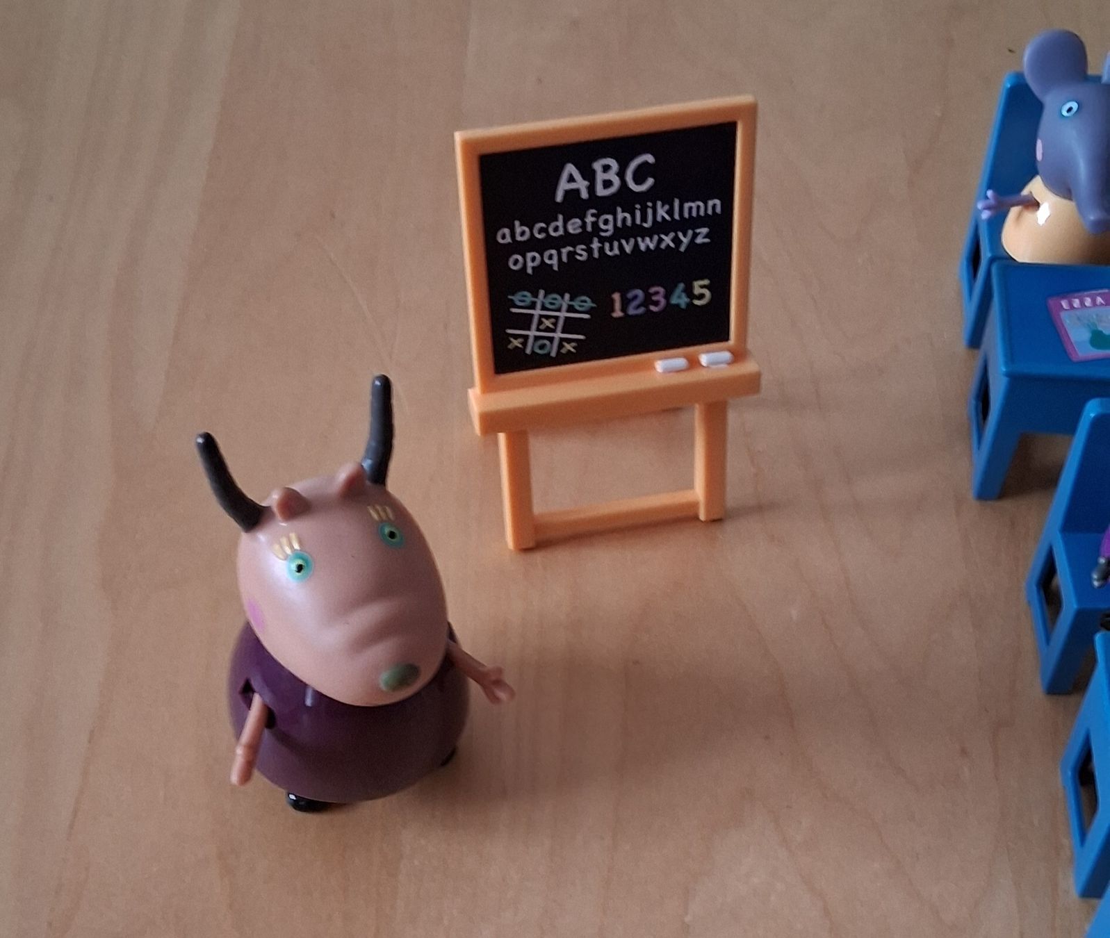 Spielzeuge: Peppa Pig Klassenzimmer – Gebraucht aus Zürich von Pryter 2