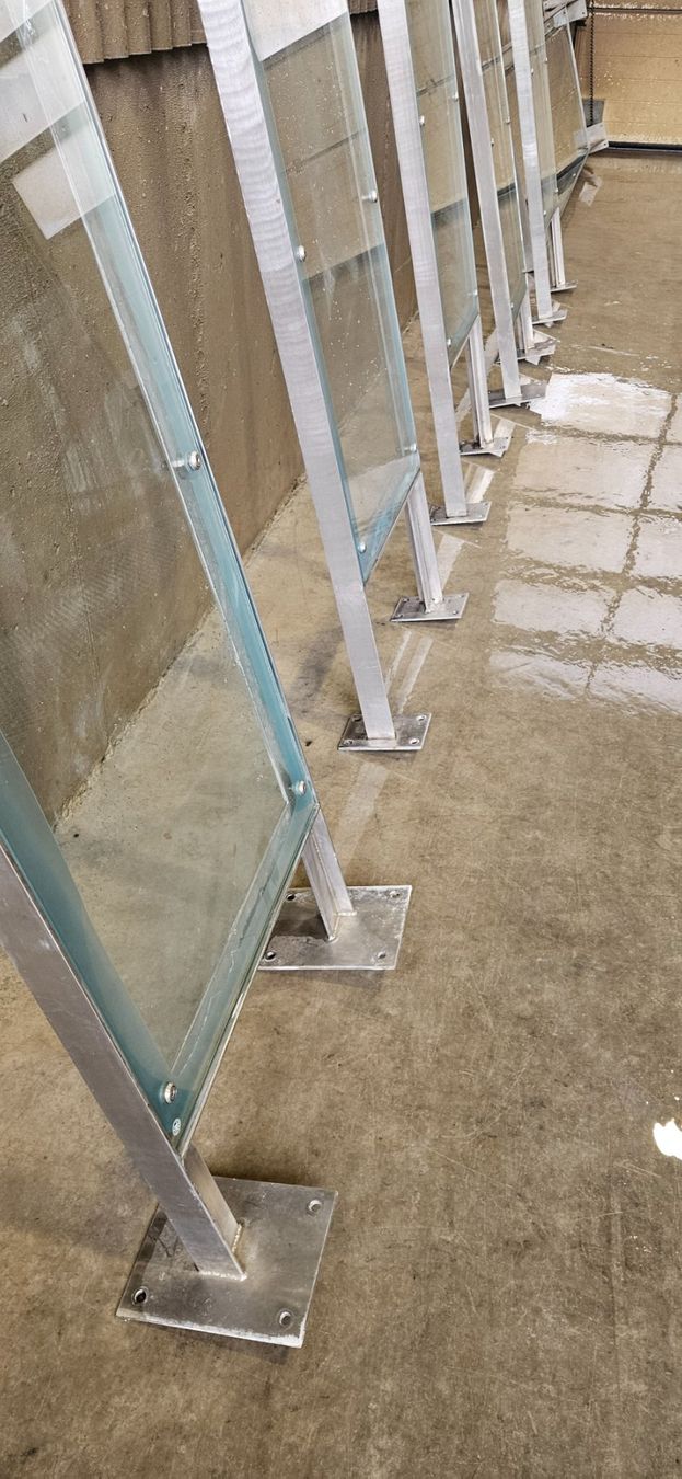Ecriteaux: Info-Tafeln / Werbe-Tafeln Glas - Aluminium – D'occasion à Wynigen par Appaloosa01 1