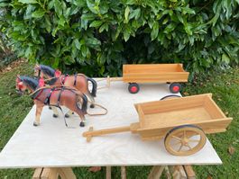 schönes Pferdegespann mit 2 Wagen aus Holz
