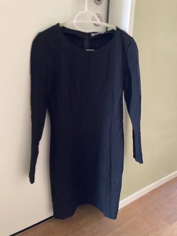 Vestiti: Schwarzes Langarmkleid Gr. S – Usato da Luzern venduto da Judith01112 1