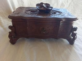 Coffret à bijoux ancien en bois sculpté avec décor floral