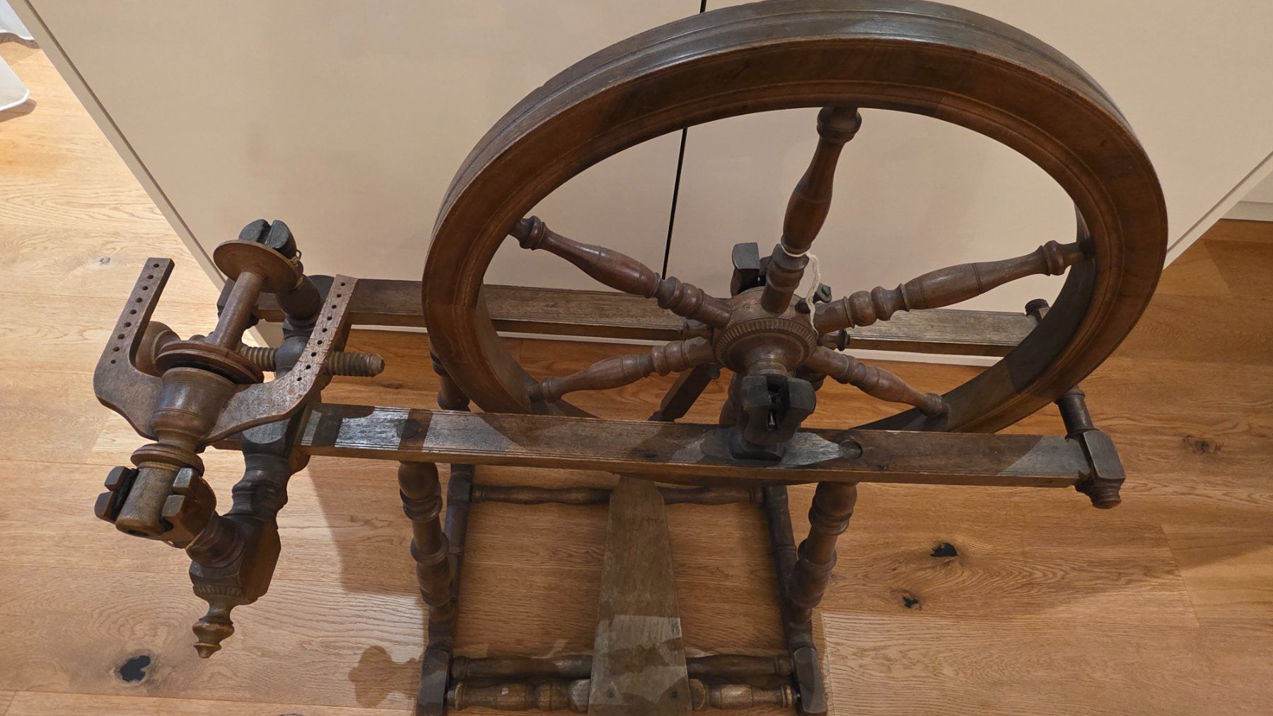 Spinnräder: Antikes Spinnrad aus Holz – Gebraucht aus Ilanz von rununa 2