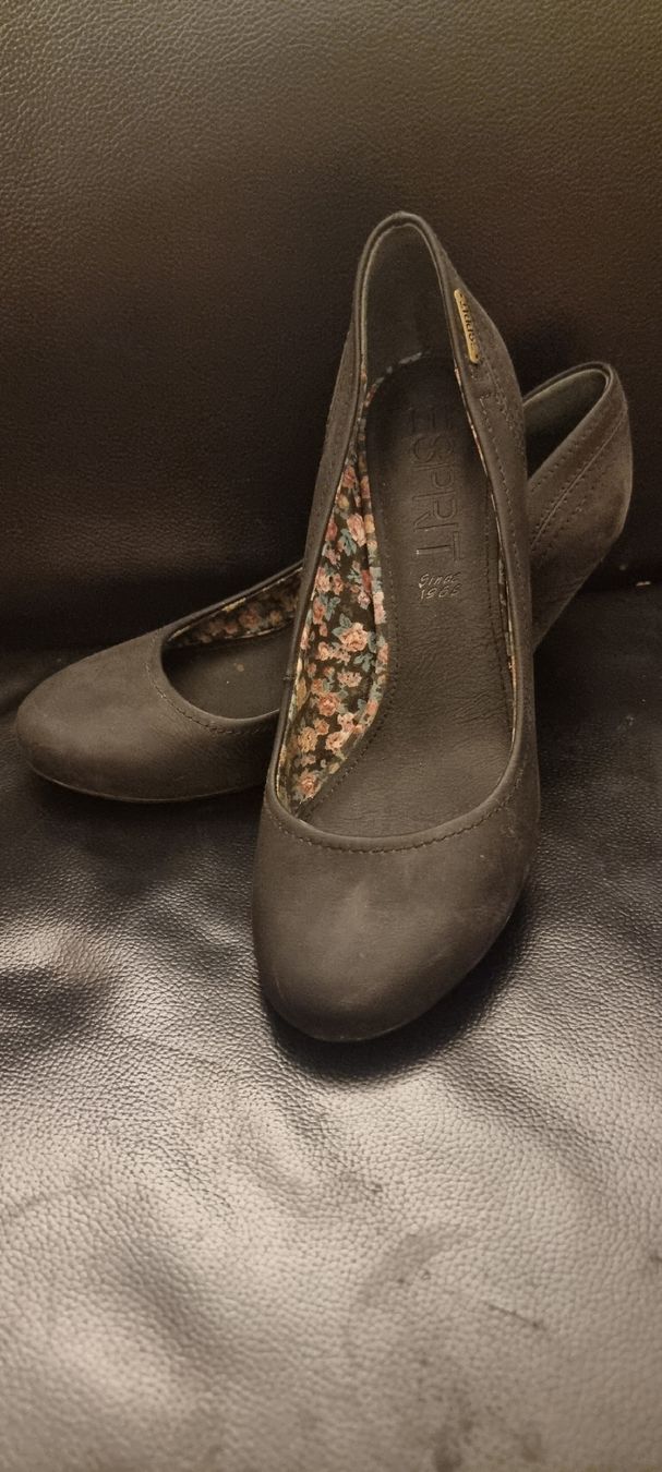 Esprit Damenschuhe: Schwarze Esprit Pumps Gr. 38 – Gebraucht aus Rupperswil von greenangel4