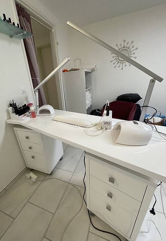 Lettini & sedie per cosmetici: Komplette Kosmetik Studio Möbel – Usato da Therwil venduto da val_hsj6 1