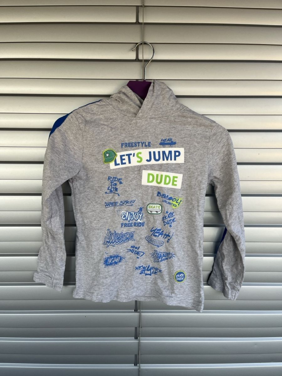Hemden, T-Shirts & Polos: T-shirt avec capuche taille 7-8 ans – Gebraucht aus Biel/Bienne von David_2012
