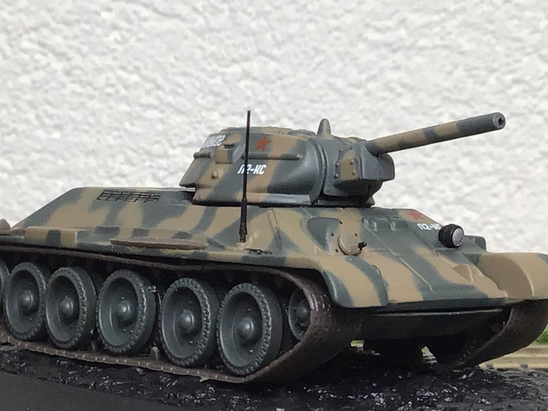 Kit di modellismo & Modellini statici: 1:72 Modell Panzer T-34/76 mit Vitrine – Nuovo (secondo la descrizione) da Männedorf venduto da Modell-Spezialisten 1