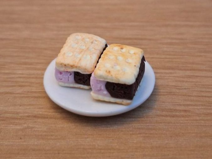 Case e mobili per bambole: Handmade Sandwichglace mit Keramik Teller – Nuovo (secondo la descrizione) da Zürich venduto da HandmadeTinyFood 1