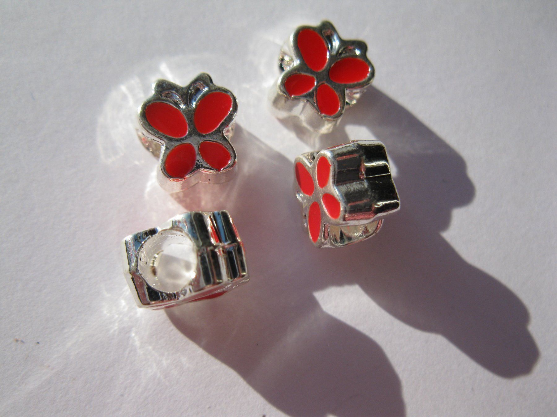 Perle (finte): 2 Grosslochperlen, Beads versilbert Schmetterling, rot – Nuovo e nell'imballaggio originale da St. Margarethen TG venduto da LuanaKa 1