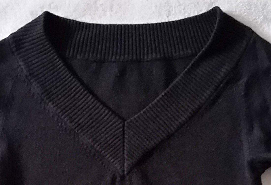 Pullover & Sweatshirts: Schwarzer Herbst Pullover mit V-Ausschnitt, Gr. 38/M – Gebraucht aus Kriens von ang_fg7r 1