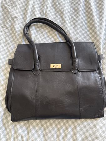 Elegant black leather bag 👜 from Urbancode London