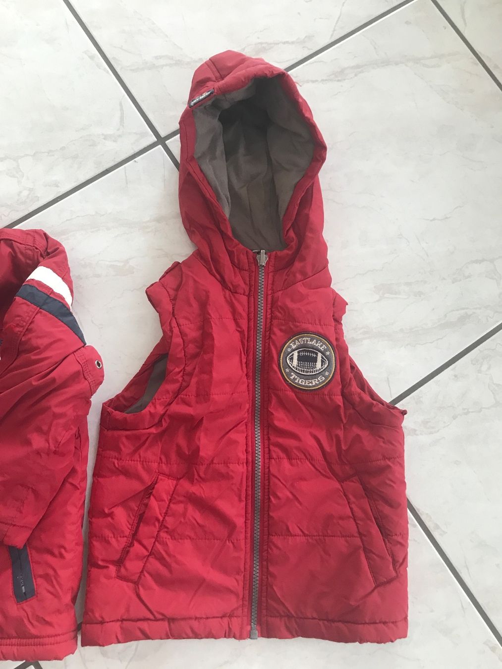C&A Giacche & Cappotti: Jacke Grösse 104, rot – Usato da St.Pantaleon venduto da frodobi 1