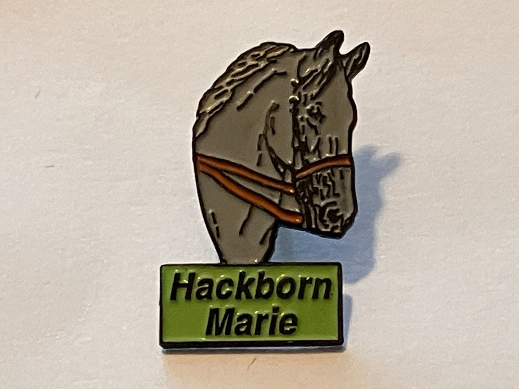 Plaketten & Abzeichen: 1 Pin Hackborn Marie – Gebraucht aus Basel von djwwpp