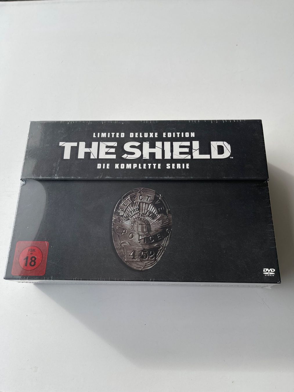 Tutti i DVDs: The Shield  Limited Deluxe Edition – Nuovo e nell'imballaggio originale da Rüti ZH venduto da alumedien