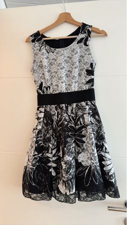 Sommerliches Kleid mit Blumenmuster, Grösse 36