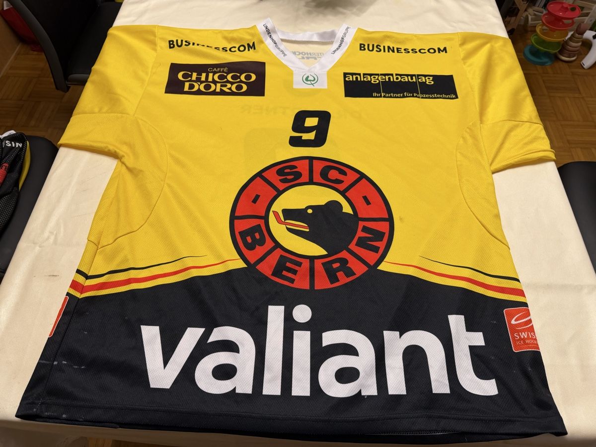 Gameworn Canottiere & Pantaloni: SC Bern Gameworntrikot Junioren Nummer 9 Grösse XL – Usato da Suhr venduto da Oppel
