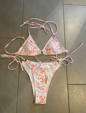 BIKINI MIT BLUMENMUSTER