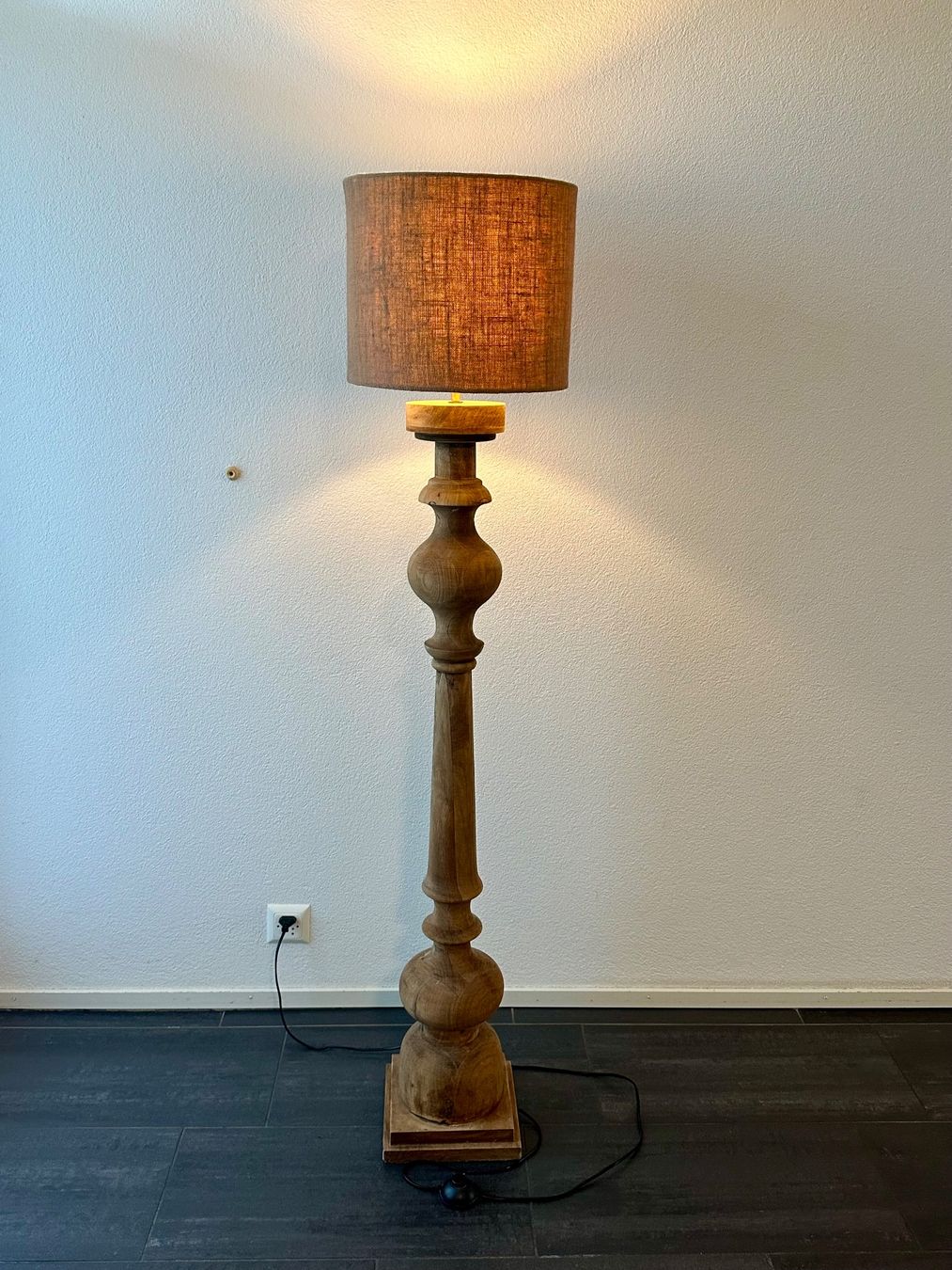 Lampade: Stehlampe Holz & Baumwolle – Usato da Wettswil venduto da HESAMIDA