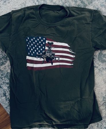 T-Shirt dunkelgrün Apache Helikopter USA Flagge Grösse L