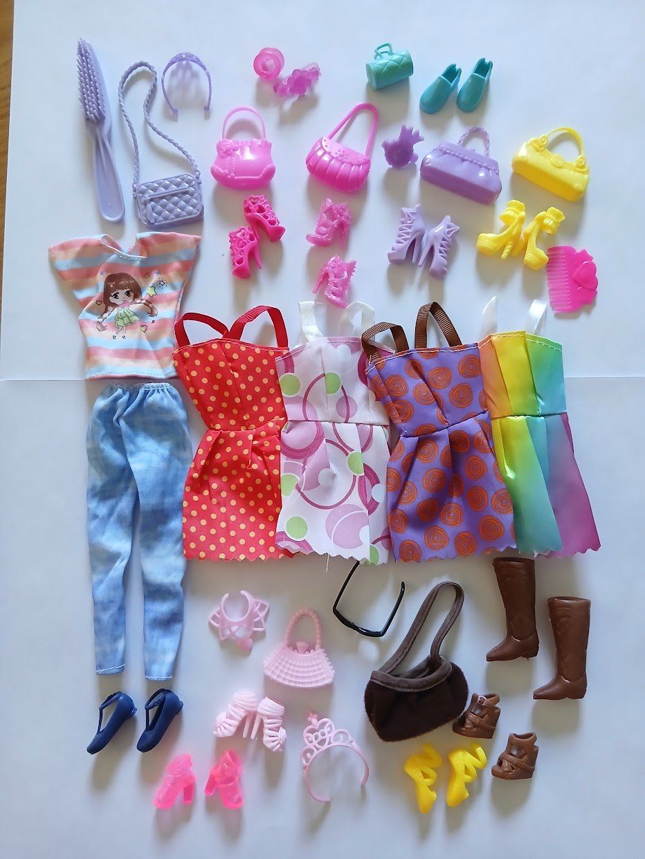 Poupées: Barbie Kleider&Schuhe Set – D'occasion à Dübendorf par Fip05