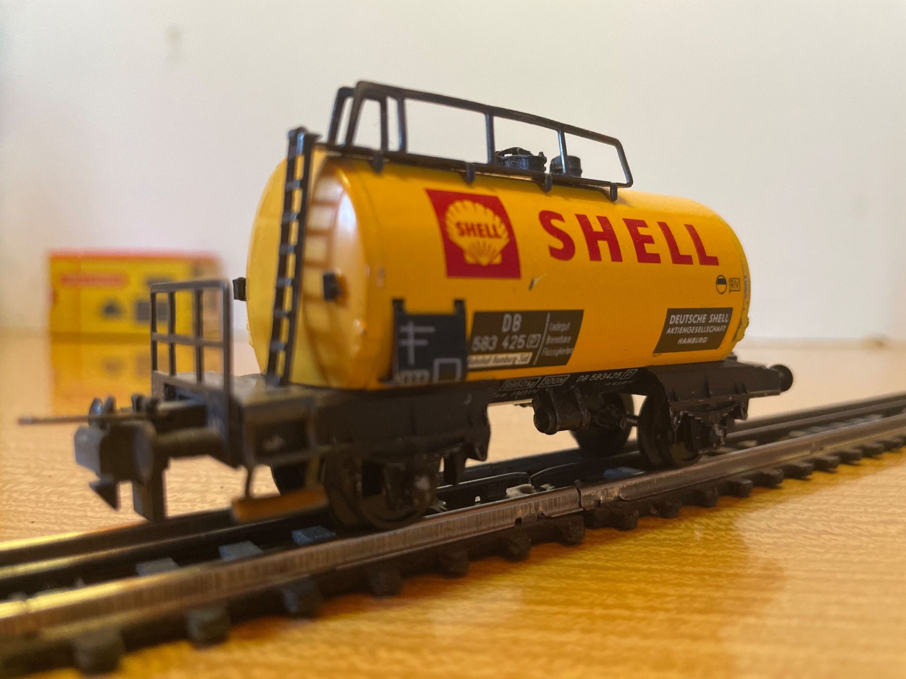 Trix Modellini di ferrovie: Trix Express H0 Shell Kesselwagen – Usato da Suhr venduto da Daneli7