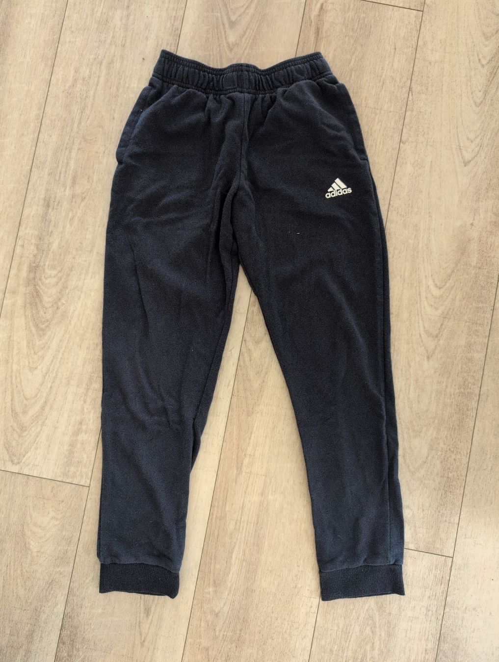 Adidas Pantaloni: Adidas Jogginghose dunkelblau, Grösse 152,  – Usato da Hagneck venduto da fischli80