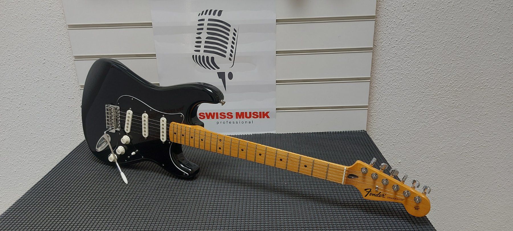 Fender Strumenti musicali: Fender Stratocaster Mexico 2012 Black ,frisch ab service – Usato da Glattbrugg venduto da Swissmusik