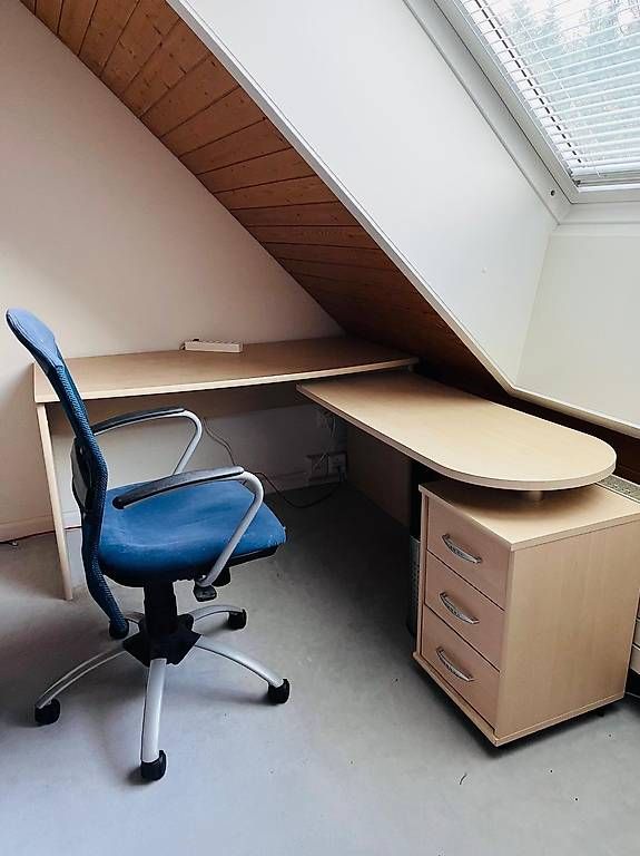 Scrivanie: Eckschreibtisch mit Rollcontainer & Bürostuhl  CHF 80. – Usato da Uetikon am see venduto da InfiCa