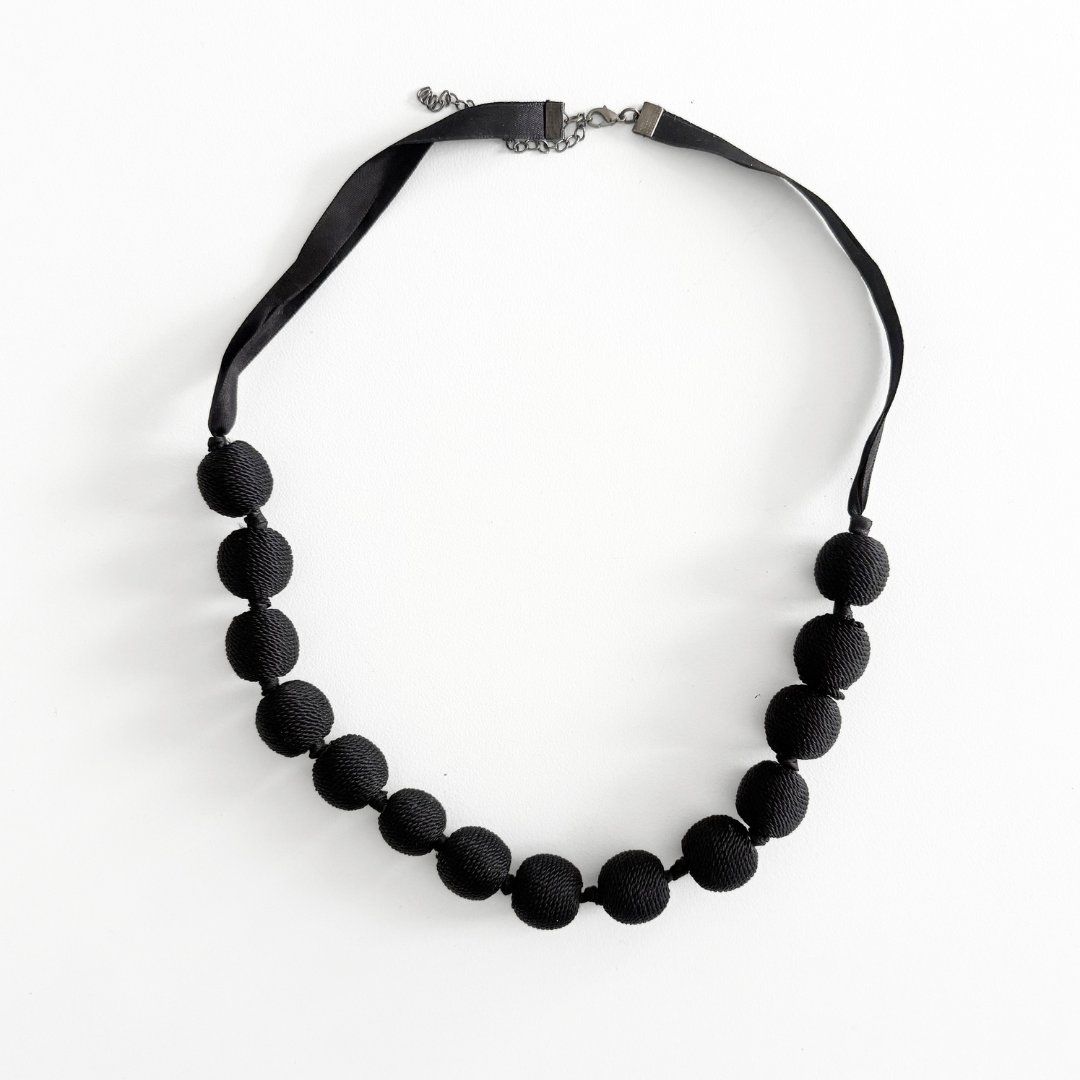 Catenine: Collier Noir Boules en Tissu – Usato da Vevey venduto da secondlifevevey 1