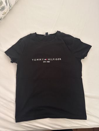 Schwarzes Tommy Hilfiger T-Shirt Grösse XS