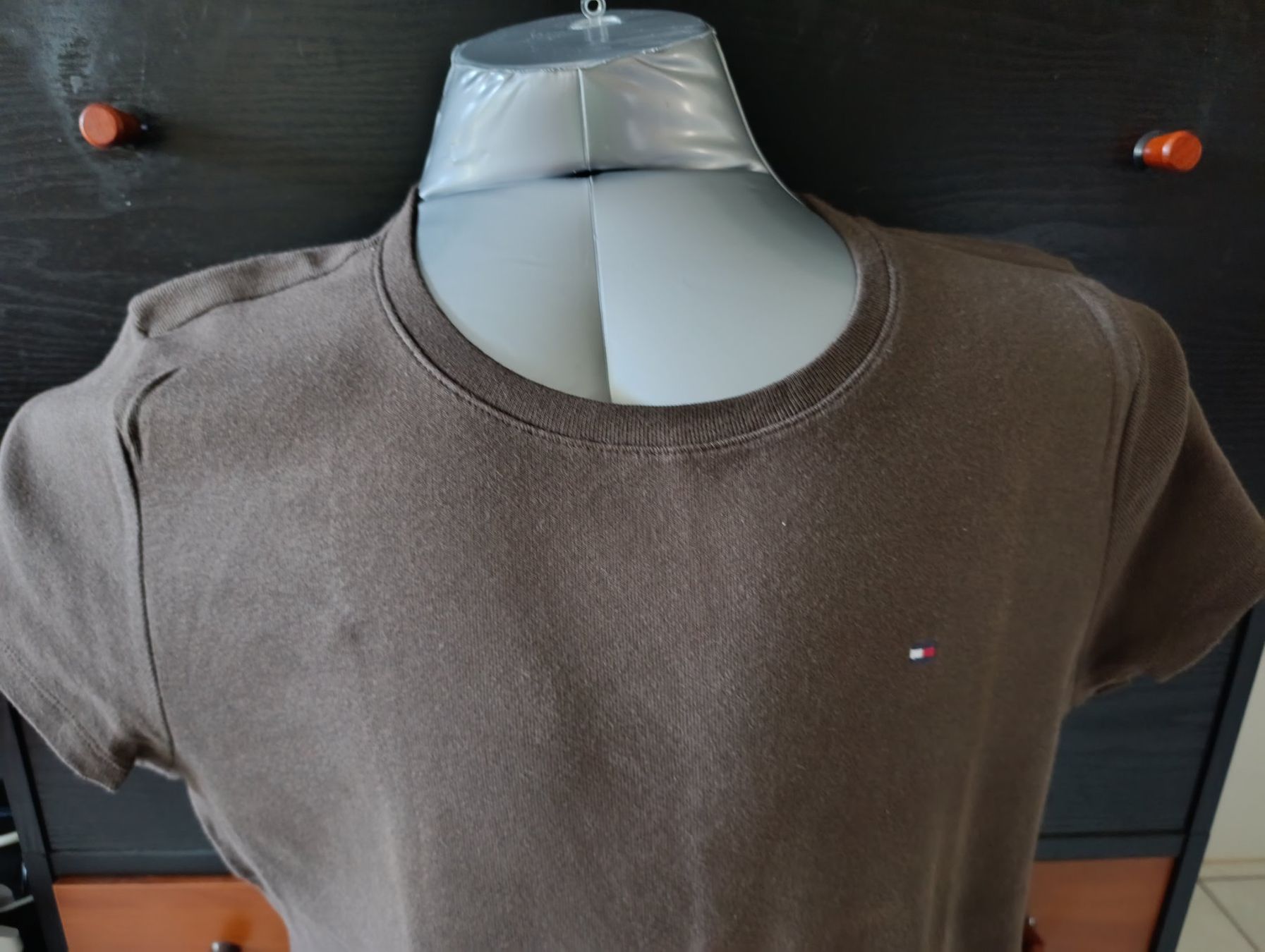 Tommy Hilfiger T-Shirts: T-shirt Tommy Hilfiger marron – Neu (gemäss Beschreibung) aus St-Cergue von Neviana 1