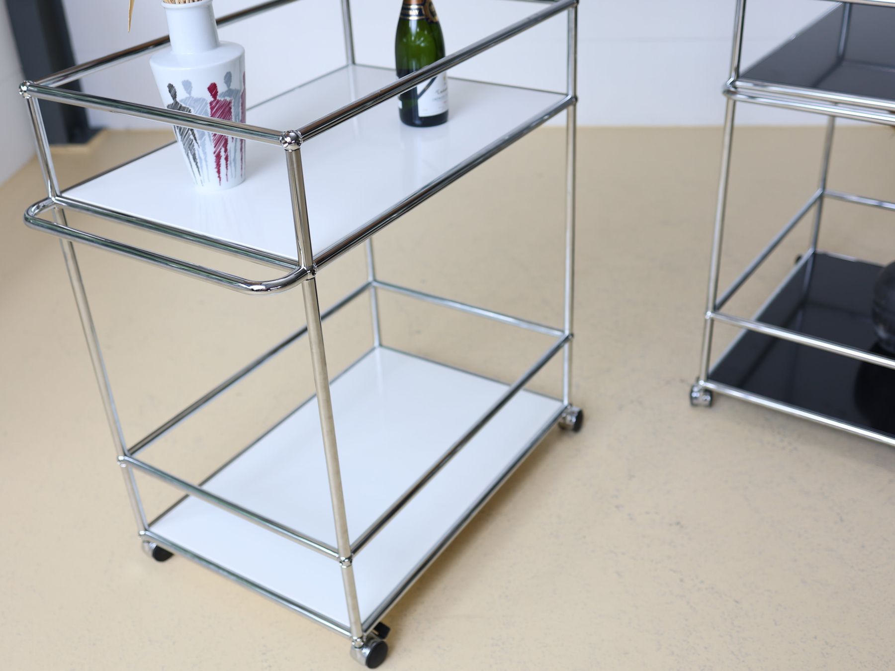 USM Carrelli di servizio: USM Haller Servierboy | Schwarz oder Weiss | Neuwertig – Usato da Meinisberg venduto da atelier_TILIJA 7