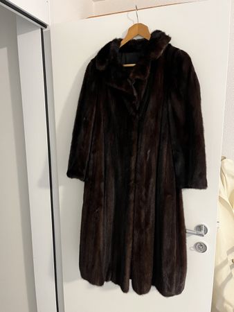 Eleganter Nerzmantel, Mahagoni 