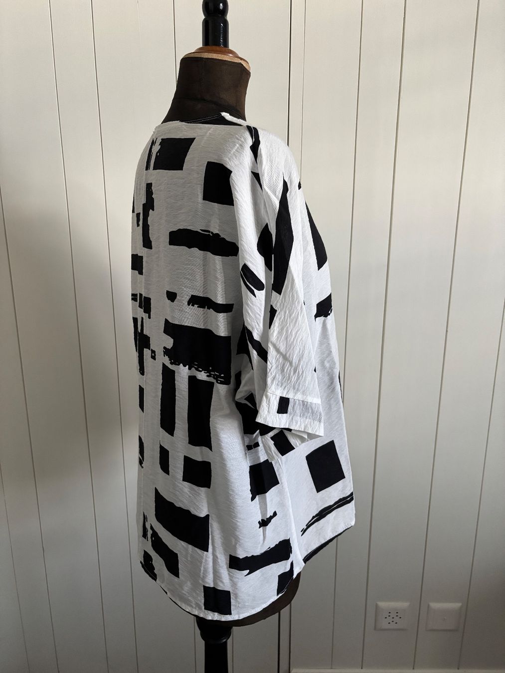 Blusen: Hübsche Shirt Bluse weiss/schwarz - ca. 42 – Gebraucht aus Kleinandelfingen von Baba23 1