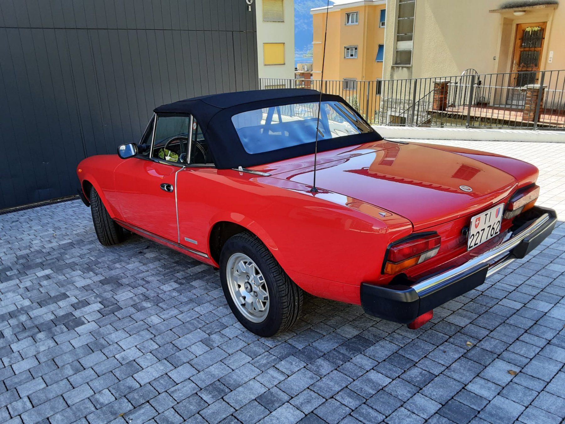 Fiat Automobili: Fiat 124 Spider rossa . Auto d'epoca – Usato da Melide venduto da Mariofan 2