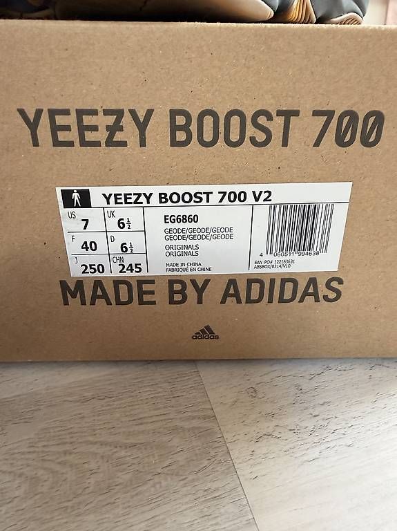 Scarpe da uomo: Adidas Yeezy 700 V2 Geode Gr. 40 mit Box & Beleg – Usato da Dällikon venduto da chi_tkv7 3