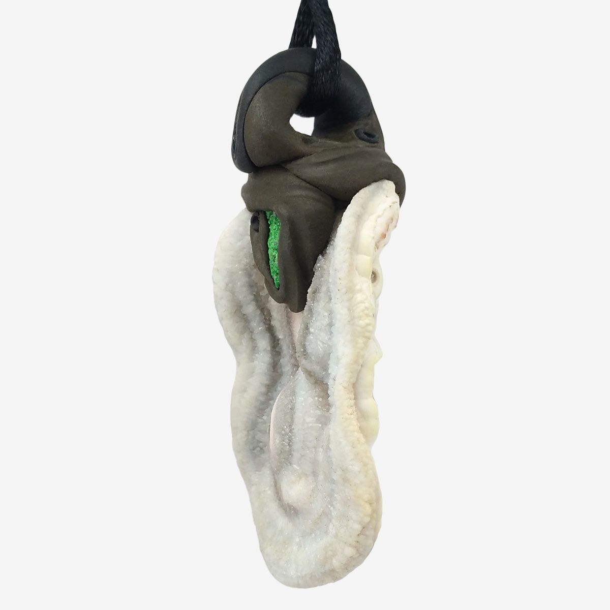 Minerali & Pietre curative: Chalcedon-Rose Steinanhänger mit eingefasstem Uwarowit – Nuovo e nell'imballaggio originale da Meilen venduto da BYRD-Design 1