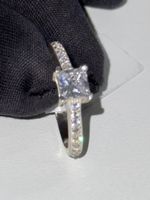 Funkelnder Damenring aus 925 Silber mit Zirkonia