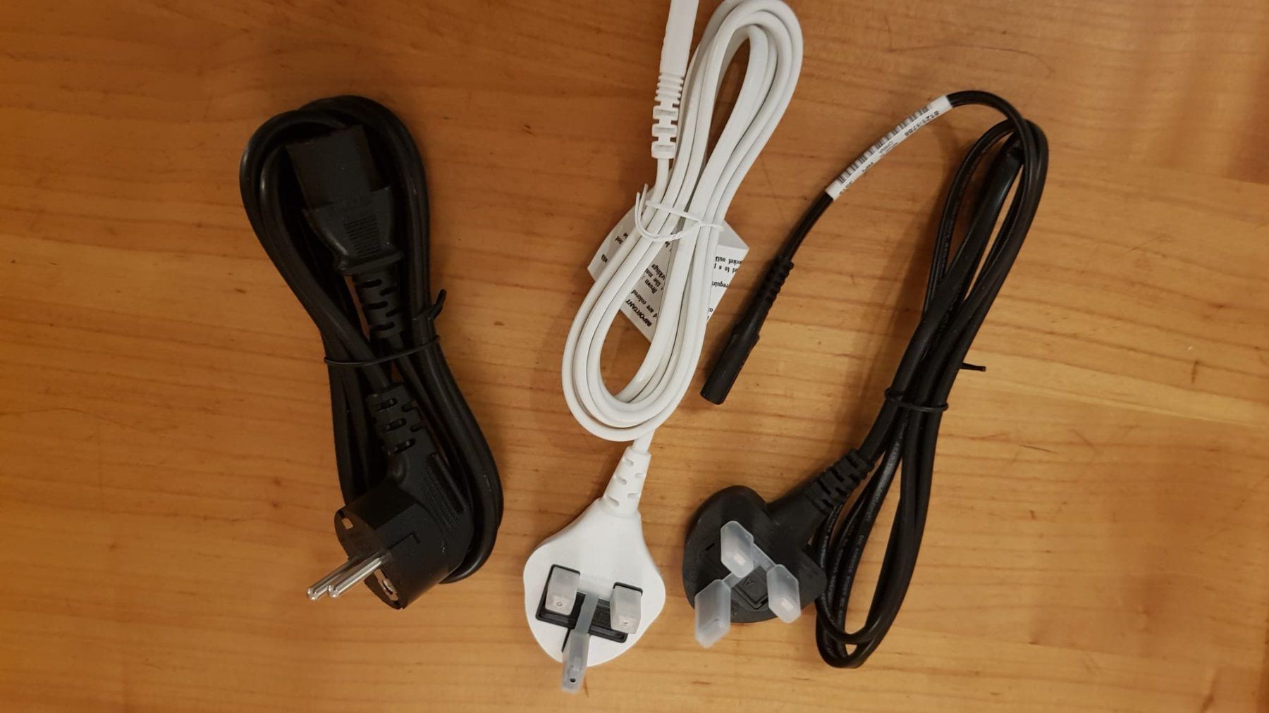 Cavi: Netzkabel. Mit UK plug - Câble d'alimentation électrique. – Nuovo e nell'imballaggio originale da Spiegel b. Bern venduto da ale_x59l