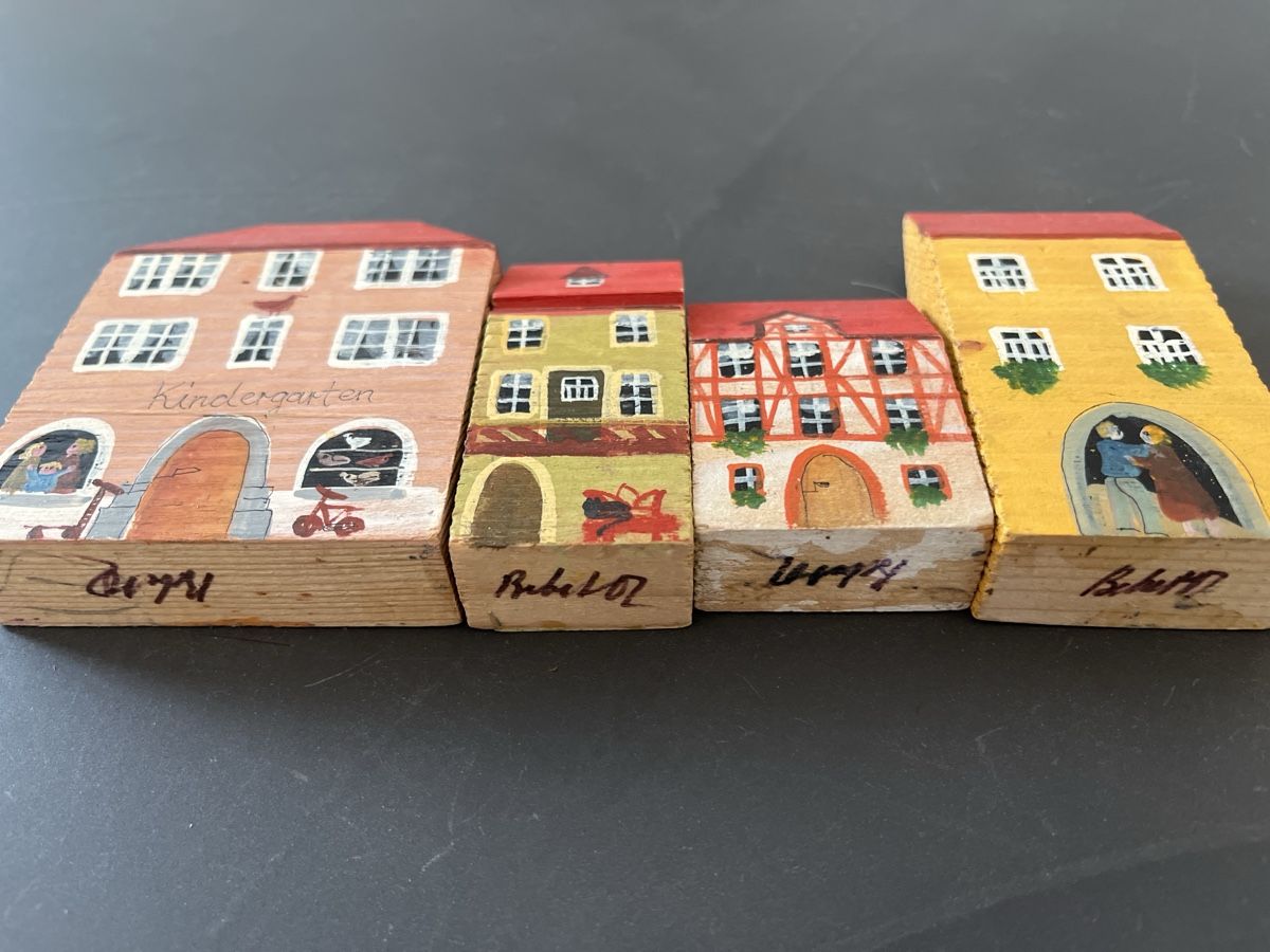 Tutte le decorazioni: Handbemalte Holzhaus-Sammlung, 4er Set – Usato da Bassersdorf venduto da Steyning88 2