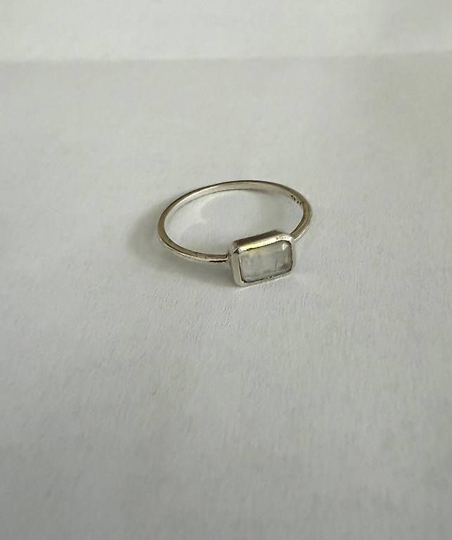 Ringe: Kleiner Mondsteinring - silber – Gebraucht aus Basel von nashylicious