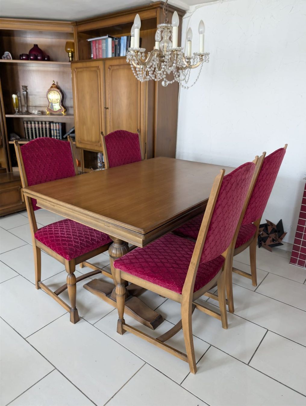 Set di tavolo e panche: Esstisch - Nussbaum mit 6 Stühlen – Usato da Bonstetten venduto da Theo75