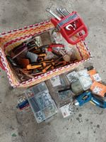 Werkzeugkiste mit Schrauben, Nägeln und,und und..