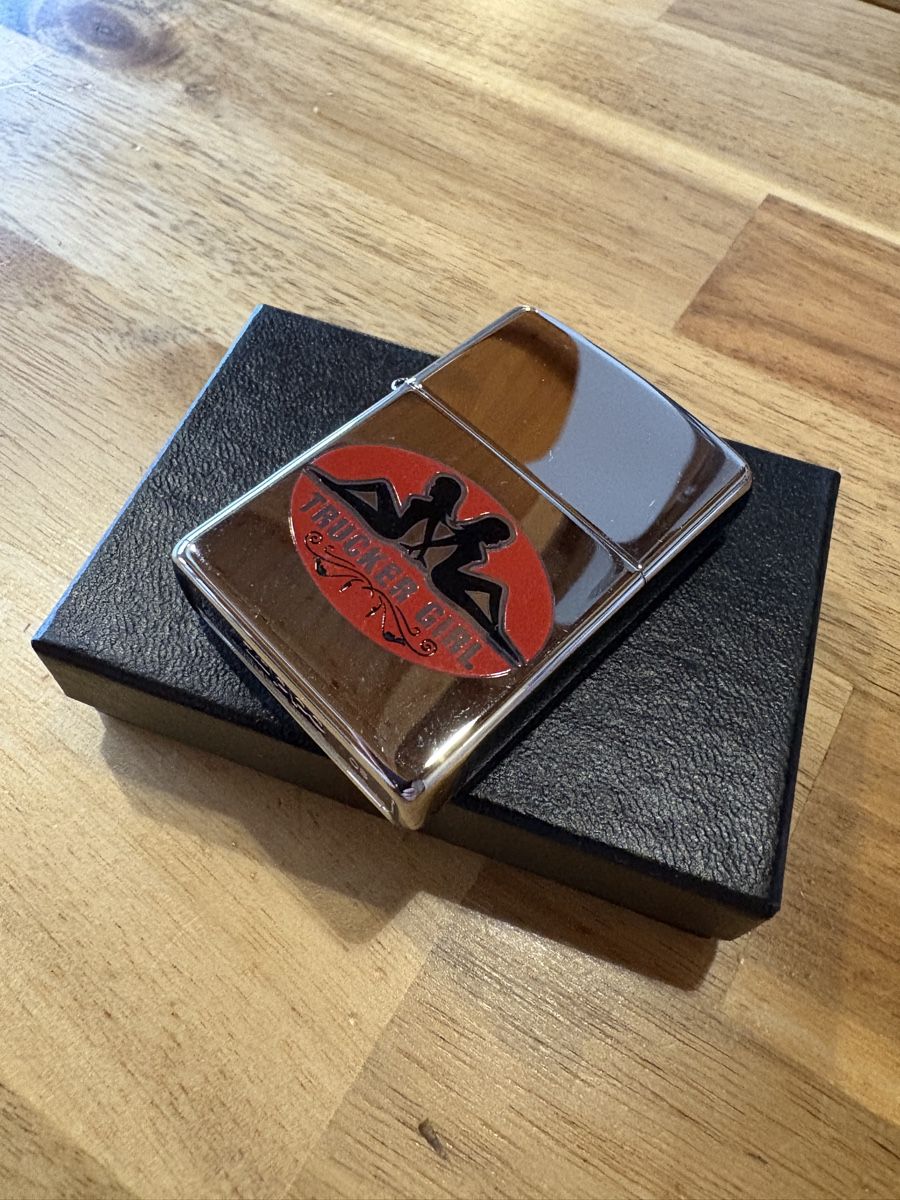 Zippo Accendini: ZIPPO Trucker Girls – Nuovo e nell'imballaggio originale da St-Pierre-De-Clages venduto da chapje 3