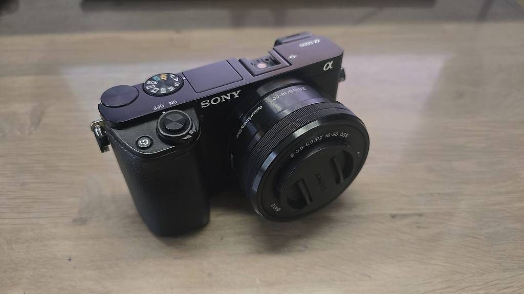 Sony Fotocamera: Pack complet Sony A6000 + 16-50 mm + accessoires – Usato da Lausanne venduto da yan_lm5h