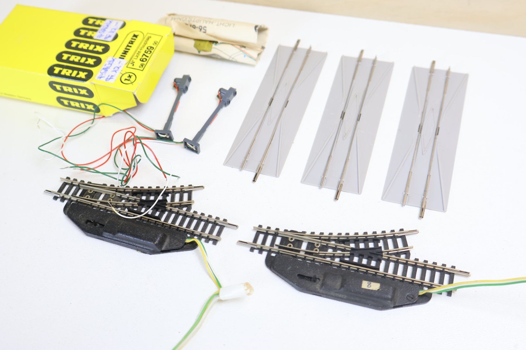 Trix Modelleisenbahnen: Minitrix El. Weichen + Lichtsignale + Bahnübergänge – Gebraucht aus Winterthur von Monstera 2