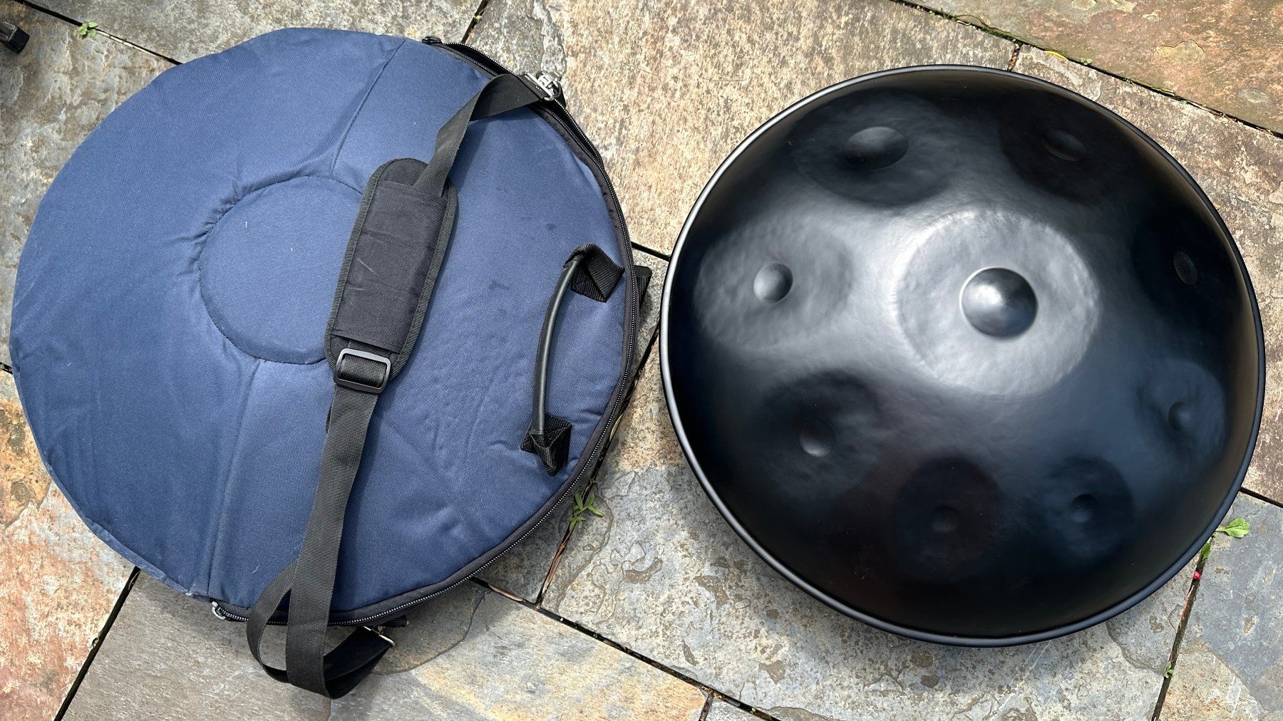 Strumenti musicali: Handpan Tiefton inkl. Tasche, neuwertig – Usato da Männedorf venduto da Elafonisi