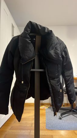 Damen Winterjacke schwarz tailliert neuwertiger Zustand