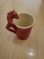 Rote Tasse mit Pferdefigur - Einzigartig & Handgemacht!