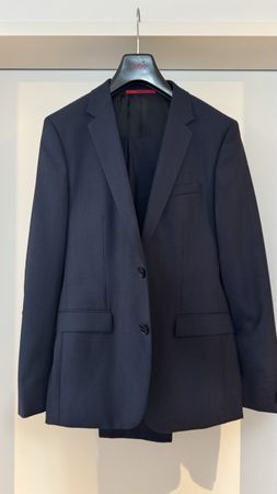 HUGO BOSS Anzug dunkelblau Grösse 48 neuwertig